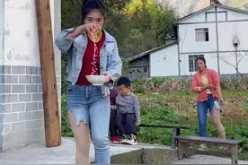 表演新绝活的时刻到了，直接给大家表演悬浮隔空碎碗，这操作把路人都看蒙了#魔术 #绝活必须展示一下视频封面