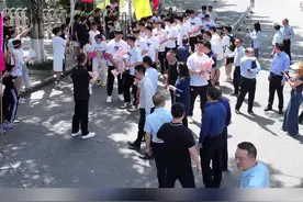 高光时刻！我校男篮创造历史，勇夺CUBAL西南赛区亚军，晋级全国赛。14日中午，校领导亲自迎接篮球队荣耀归来，队员们受到在校球迷热烈欢迎。@永川融媒 @重庆共青团 @CUBAL