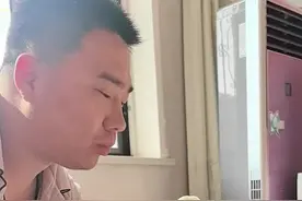 你们说库先生现在有多叛逆，前几天进出口苹果大家都看了是吧，今天再给大集讲一下进出口梨的经过，事情是这样的，前一天晚上，库先生给我削了一个梨，我没吃，我吃饭吃的有点多，我就没吃，放哪了，我也没舍得扔，第二天我说想吃那个梨，我说把外边这个皮削掉在吃，结果库先生又开始用牙给我磕皮，这次很明显带着情绪，大口小口磕皮，到我这基本剩梨核了，我说你都吃完了，我就没吃的了，他来一句，吃点就行了，现在的库先生超级叛逆，感觉他的180斤都在叛逆和反骨，比我儿子还叛逆和反骨，你让干嘛，我就偏不干嘛，主打一个跟你反着来，姑妈妈看他在哪磕皮，最后剩个核给我了，姑妈妈都笑岔气了，大家说我要怎么对付他的叛逆和反骨，你们家里有同款叛逆的老公吗？视频封面