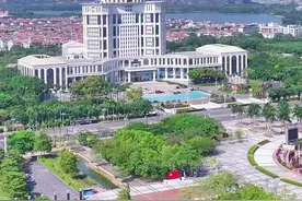 中国最富的区——顺德，曾经，顺德人都一致觉得顺德会晋升为地级市，然而在 2003 年，顺德被并入佛山市，成为了如今的顺德区，顺德建市的梦想也就此破碎。#内容启发搜索 #佛山 #顺德