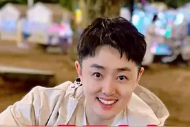 海岛上逛吃森林里的营地夜市，看看有什么？#我要上热门  #夜市里的烟火气  #汉堡  #露营  #海女