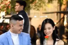 帅哥给陌生人送花测试路人反应#街头随拍 #撩妹高手 #街头测试路人反应视频封面