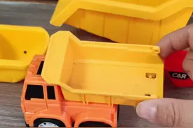 玩具故事：翻斗车有新翻斗了。 #儿童玩具视频 #益智早教 #玩具车 #亲子 #玩具乐园