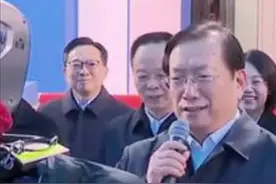 “忠林书记 请接话筒”机器人给省委书记递话筒 据“湖北发布”报道，2月5日，在湖北“新春第一会”开始之前，10款“湖北造”人形机器人在武汉洪山礼堂组团“开工”，湖北省委书记王忠林、省长李殿勋分别与名为的“天问”人形机器人互动。据视频画面显示，现场工作人员提问人形机器人能否将话筒递给“忠林书记”，人形机器人接过话筒后递出并播报语音：“忠林书记，请接话筒”。据悉，“天问”是武汉大学自主研发的人形机器人，得名于《楚辞》中屈原的千古名篇《天问》，寓意对科技创新的永恒追求和对未来科技发展的美好憧憬。#机器人给省委书记递话筒视频封面