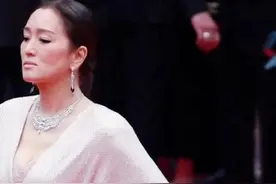 #巩俐 亮相戛纳电影节红毯，这是她第二十次参加，快60岁依然霸气十足，戛纳永远的神，巩皇👍视频封面