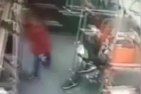 7岁熊孩子公交车上顽皮踢人 被踢男子将其重摔在地猛踩，打的对吗视频封面