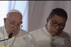 教皇在印度尼西亚举行宗教间会议后亲吻雅加达清真寺大伊玛目之手