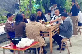 孙子的孙子还有4年多就18岁了，我101岁爷爷看见我们家第六代那是指日可待呀！😁😁#原谅我不厚道的笑了 #隔辈亲 #陪伴是最长情的告白 #百岁老人