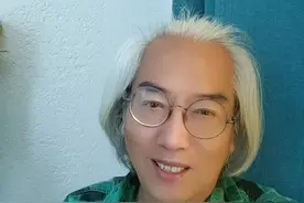 #岳云鹏 郑州商演，满坑满谷，火穴嗨置。尤其唱五环之歌的环节，真是炸场。在直播间里说相声的那位，你能让观众把手机手电筒功能打开举过头顶吗？还是那句话：只要商演才能证明你的成功，别的都是扯蛋，扯着扯着蛋就碎了。