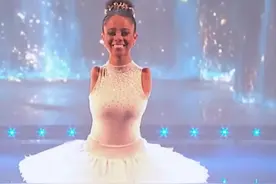 看哭了！失去双臂，逆光飞翔，感动世界的芭蕾女孩！曼妙的身姿，穿着洁白纱裙和漂亮的足尖鞋，优美的舞姿，高难度的旋转和跳跃引来观众的一阵阵掌声，最后优雅地谢幕~这应该是一般人对芭蕾舞者的印象。然而有这么一位特别的芭蕾舞者，她天生没有双臂，但这并不能阻止她追求舞蹈的热情。她不但在舞台上表演，并且以此为职业，甚至赢得伦敦著名的皇家舞蹈学院（Royal Academy of Dance）的奖项和认可。她就是巴西18岁芭蕾舞演员，维多莉亚·波切 Vitória Bueno Boche。

#舞蹈 #芭蕾 #看哭了 #励志 #感人