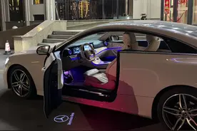 当安全带自动递送那一刻，就刷卡了 #奔驰e260coupe #梅赛德斯