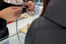 用头发编手环的意义在于表达对恋人的爱和承诺，希望两人能够幸福美满地在一起。这种手环也代表着将束缚一生，缔结来世，希望来世能再在一起。手环的谐音是“锁恋”，意味着保护这段恋爱，希望要一直那么简单，以免受到外界的干扰。#青丝手链