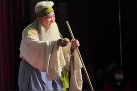 清风亭上起悲歌 唱尽人间悲欢苦 #河南豫剧院青年团《清风亭》演出现场 台上台下共情了 演员眼含热泪 观众掩面痛哭#演出现场视频