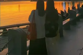 深圳湾公园出地铁口就能看到海，对面就是香港，下午3点到5点还能看到成群结队的海鸥，很适合散步吹海风，看日落与晚霞好去处！#深圳游玩攻略 #深圳拍照打卡好去处 #一出地铁就是海 #旅行大玩家 #创作灵感