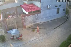 昨天2023/8/4下午六点一辆车牌号为湘KZA966后座都是封闭式的加…视频封面