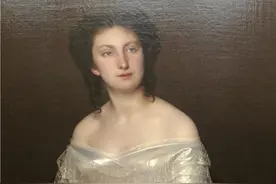 在莫斯科河畔遇见160年的艺术心跳——#特列季亚科夫美术馆。推开新艺术风格的大门，仿佛跌进纺织巨匠帕维尔兄弟的收藏梦境：圣像画的金辉流淌在指尖，《无名女郎》的回眸凝成永恒秘密，列宾笔下雷帝的泪与血在光影间震颤。  漫步62个展厅，从沙皇的权杖到纤夫的绳索，每一幅都是俄罗斯灵魂的切片。阳光穿过穹顶时忽然懂得：所谓传奇，不过是凡人用热爱浇筑的圣殿  # 在美里流浪 # 莫斯科的黄金瞳孔