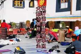 在大昭寺有很多虔诚的朝圣者，她们五体朝地磕长头，只为亲人祈福