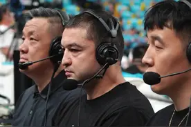 虽然身份转换成了解说嘉宾，但是从西热力江紧张的眼神就能看出，他对新疆男篮是真爱#cba总决赛 #西热力江 #新疆男篮视频封面