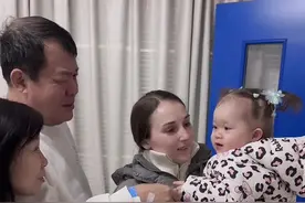 小孙女来医院接爷爷回家，爷爷看到她就忍不住落泪了 #记录真实生活#混血宝宝#爷孙情#跨国家庭日常视频封面