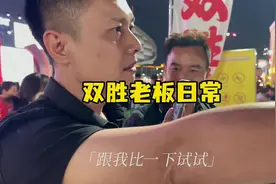 大爷你抽烟么？ 大爷：抽。我；那你给我一根烟。