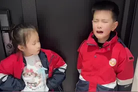 因为没考 A➕  进屋就开嚎 #当妈的都懂 #你家孩子也这样吗 #兄妹日常 #学霸落泪视频封面