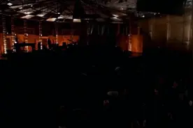 这首歌意思是主人公来到了加州旅馆后,视频封面