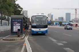 昆明<>楚雄   云南交运海格V12纯电动站点巴士离开西苑地铁站C口视频封面