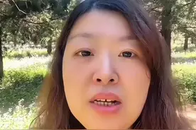 请青岛市实验幼儿园已经退休的曲园长出来解释一下，为什么孩子被老师绊倒摔到头并发生严重呕吐不告诉我们，事发第二天我们就被医院确诊头部外伤，把报告直接发给了班主任后医院孙主任就是不给我们做核磁检查？第八天你就和班主任高老师一起查看了监控，还是选择隐瞒并且截取保留一段被遮挡住头部的？为什么至少四个监控视频全部缺失？为什么孩子都抢救了你们还是坚称孩子在园没有任何磕碰？为什么不让我们看监控救孩子？为什么你们会这么狠心让一个只有5岁的孩子这四年多经历两次抢救三次手术，终身带管，终身服药，现在左眼几乎全盲，还要承受头部外伤后遗症和蛛网膜下腔出血后遗症的痛苦？到底为什么？#儿童安全 #青岛市实验幼儿园老师绊倒孩子#青岛市妇女儿童医院孙勇拒诊#青岛妇女儿童医院孙勇做伪证#蛛网膜下腔出血视频封面