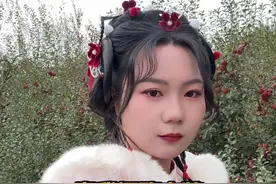 果然男人都是视觉动物呀！ 笑爆了，居然在1岁15天的小孩眼里看到了：局促，害羞，尴尬，假装，这么多情绪！#宝宝真实反应视频封面