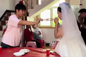 #出嫁瞬间 #出嫁那天笑着笑着就哭了 #大概出嫁都逃不过眼泪 #泪奔瞬间 #婚嫁习俗有哪些 弟弟红着眼和姐姐吃分家饭可能只有经历过的才能体会其中的滋味吧❤️视频封面