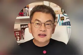 中国队击败韩国进入四强，给余嘉豪、王俊杰、胡金秋发小红花 这一仗中国队斗志、篮板、外线防守满分，进攻不及格，因为郭士强要求每场比赛至少得80分，今天差了1分，主要原因就是下半场攻联防不好。韩国队在第一节曾经领先了4分，导致他们联防的启用时间稍晚，否则麻烦会来的更早一点。攻联防最大的问题：第一，转换不够快，第二，突破不坚决，外线无效倒手过多。因为中国篮板抢的好，所以韩国队只是压低了中国队的得分。换一个身材更高大的队比如澳大利亚，如果也这么攻联防，那就死路一条。。。