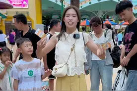 一行人打了四个车来到长隆欢乐世界，结果人太多了不是在等人就是在找人，一天下来没玩几个项目，几百块的门票就玩几十块……..#暑假嗨玩计划 #大家庭出行视频封面