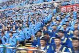 @朋友：青岛大学《奢香夫人》凤凰传奇演唱会现场