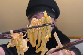 好久没去建设厂了，都快认不出来咯～ 今儿去溜达一下，再嗦个鹅爪爪～#抖音美食推荐官 #人间烟火 #春日好食光