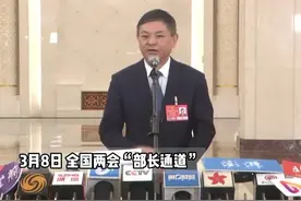 生态环境部部长用2块空气滤膜，展示了北京十年来空气质量变化：污染防治攻坚战不能歇脚#全国两会视频封面