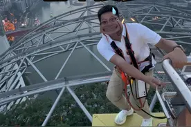 来福士不仅是重庆的地标建筑！还是恐高者的禁地！今天小刘带你们打卡#重庆导游小刘#来福士#重庆旅游攻略 #勒是雾都