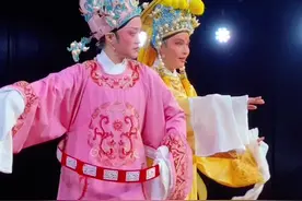 来自舟山的戏迷票友陈艳萍，曾参加过中国好声音越剧季，荣获茅威涛老师战队一员，眼睛失明的她，因喜爱越剧再次登上越剧舞台，是这份越剧的热爱，让她在舞台上闪闪发光#越嵊州越有戏 #嵊州村越 #e嵊有我正能量网络达人联盟 #演出现场视频