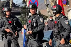 西湖边杭州特警小哥哥武装守护平安 他们好帅啊。#现场实拍 #春节 #正能量视频封面