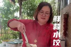 今天用新鲜大蒜包水饺，因为从来没吃过这个味道心里一点底都没有，特别害怕包出来不好吃。最后没想到让这个大蒜水饺的味道惊艳到我了，它的味道很特别，很香特别好吃，再主要就是馅儿调的很到位，如果有条件的姐妹我真的建议大家尝试一下，最后我说真的是好吃哈。 有时喜欢生活的简与静，有时也喜欢热闹，也喜欢用简单干净的食材，做熟端上桌。有人说烹饪是门艺术，我倒觉得不过是把日子过熟罢了。 今天是鲜蒜水饺，偷偷喝了一杯可乐。 热气腾腾的一餐。#我的乡村生活  #记录生活 #大蒜 #大蒜饺子 @DOU+上热门