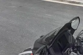 不愧是资本主义家的做法啊 老百岁也不容易啊 只管卖 不管漏不漏雨 裂不裂缝 只要钱到口袋了 他想怎么宰割就什么宰割 你们都要擦亮眼晴 这样的坑我替你们踩过了 看到视频的麻烦帮忙转发一下 让有需求的人少踩坑 一定要谨慎