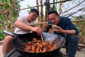 两根猪脚一斤鸡爪做大手牵小手，软烂入味，大哥直夸好吃！