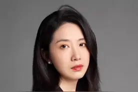 “你不是说人多的时候要假装不认识你吗？”孩子的警觉反应让人心疼#女儿放学见到缉毒警爸爸就跑  1月10日警察节，向不能露脸的无名英雄和默默付出的家属们致敬！#新闻姐 @抖音短视频