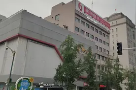 当年东北国企改制，商店的员工，下岗了，失业了，去自谋职业了