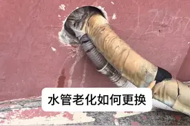 空调水管老化断裂，如何自己更换#空调维修 #美的服务空调旺季