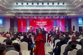 央视融媒走进娄底：韶山红杜鹃烂漫时，娄底人民功不可没视频封面