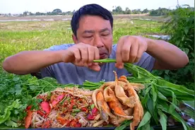 炸三文鱼 米粉#妈呀太香了 #美食vlog #野外美食 #泰国美食