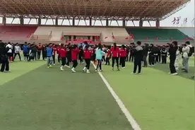 国足门将赵丽娜来喀什大学指导交流工作。视频封面