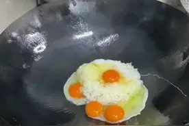 黄金蛋炒饭怎么炒才粒粒分明、又好吃、今天带你看看粤菜师傅是怎么操作的！#我的厨房日记 #蛋炒饭 #厨师 #做菜我是认真的努力做好每一道菜 #跟着抖音学做菜