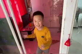 咋都抢着吃呢 #熊孩子 #小学生 #恶搞 #缺牙齿 #人类幼崽的迷惑行为视频封面