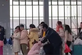 春节后离别的心酸一幕，火车站里小女孩哭着喊我要妈妈😭泪目了…#感人瞬间